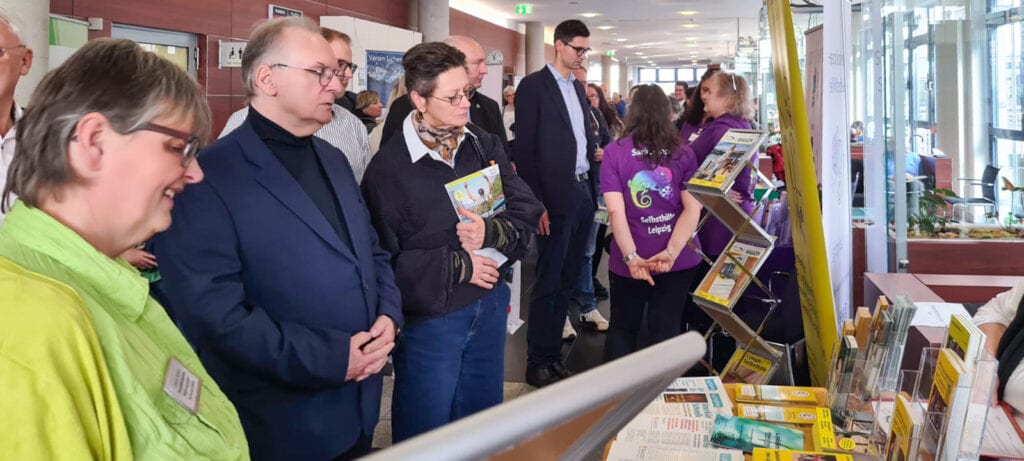 Besucherinteraktion am Informationsstand mit Ministerpsäsident Rainer Haselhoff