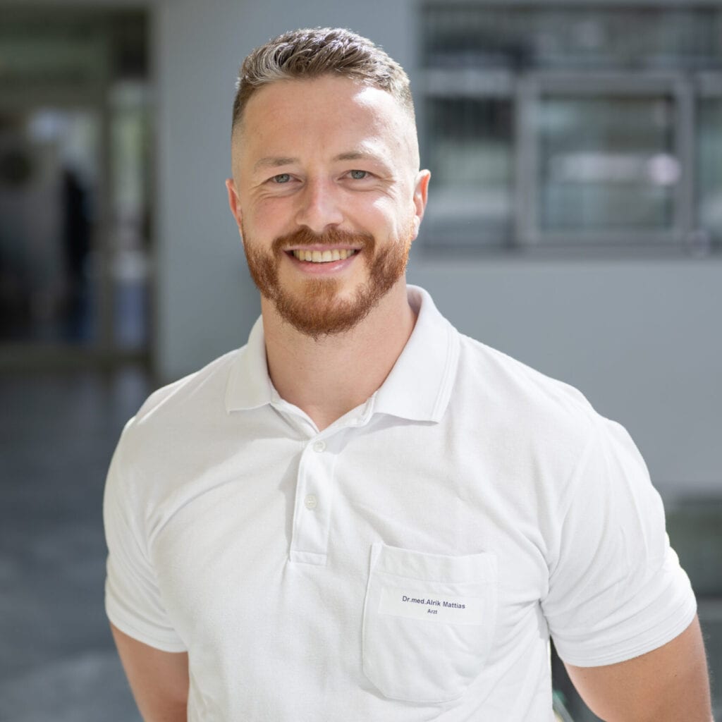 Lächelnder Arzt in einem weißen Polohemd