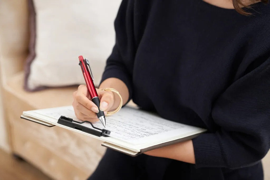 Frau füllt Fragebogen für eine Studie aus