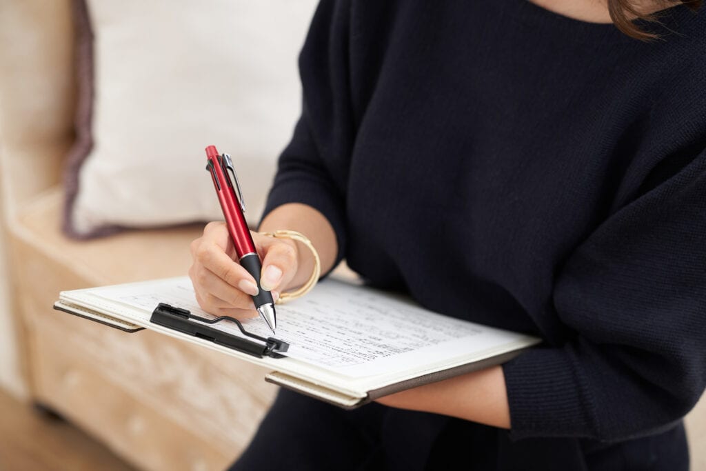 Frau füllt Fragebogen für eine Studie aus