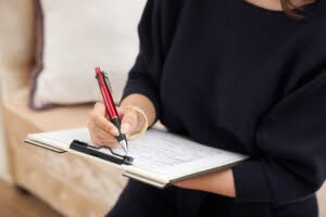 Frau füllt Fragebogen für eine Studie aus