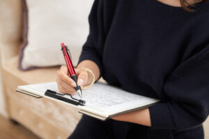 Frau füllt Fragebogen für eine Studie aus